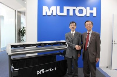 Mutoh ValueCut takes in FlexiSTARTER