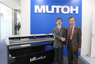 Mutoh ValueCut takes in FlexiSTARTER